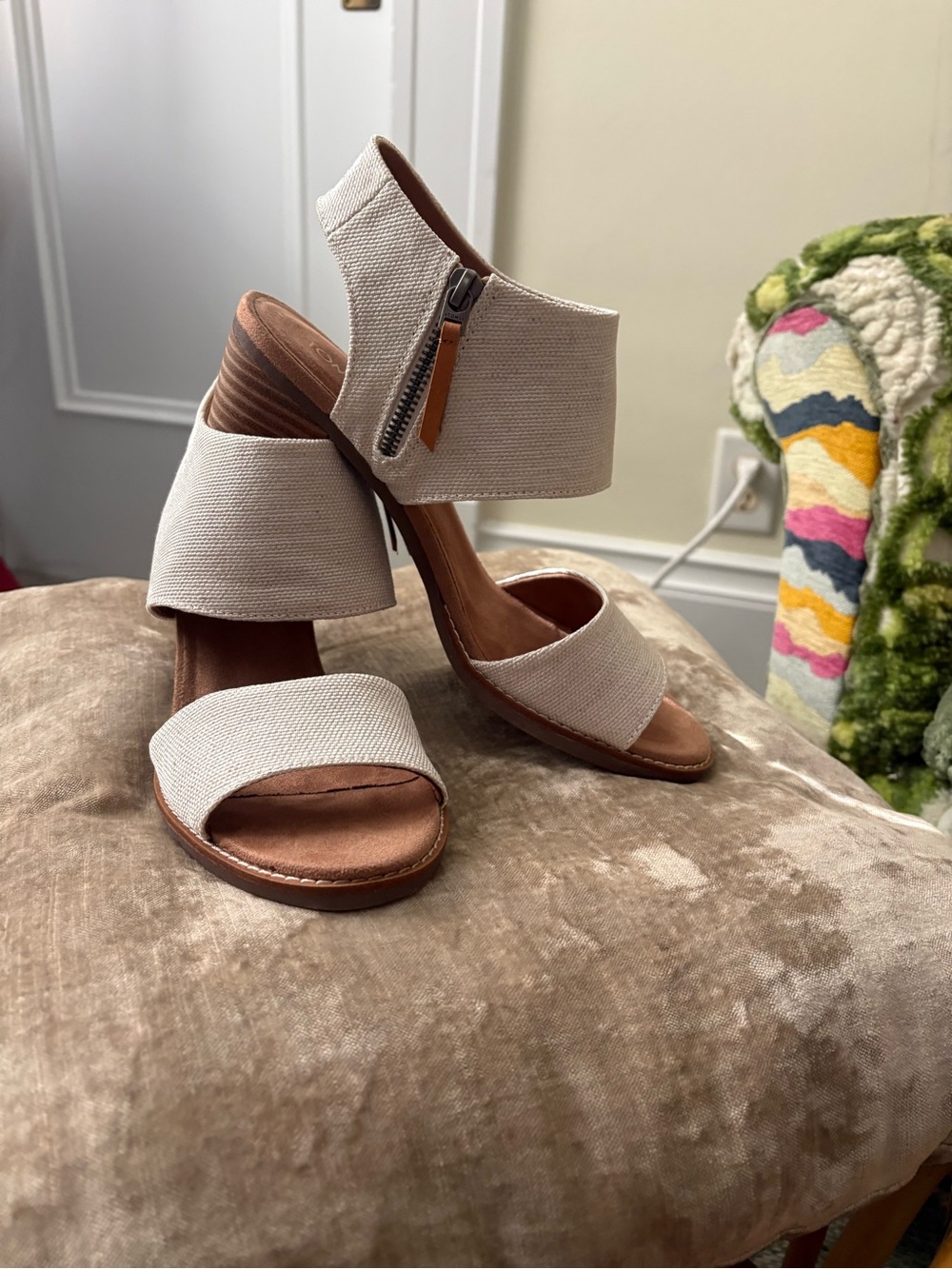 TOMS Cream Canvas Block Heel Sandals with Leather Accents sz 9.5
